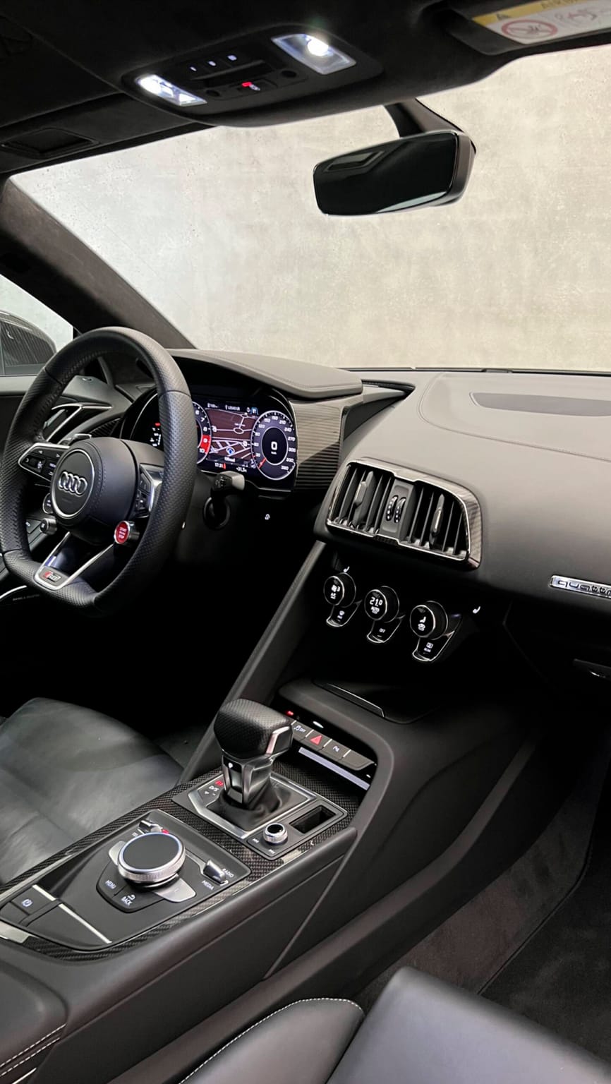 Interior de Audi R8 tras el detailing