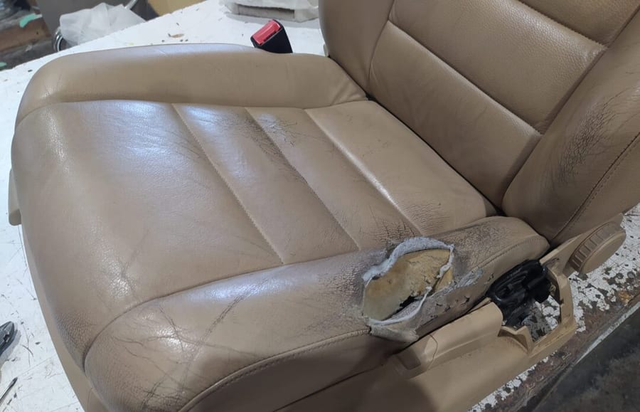 Asiento de piel antes, roto y desgastado