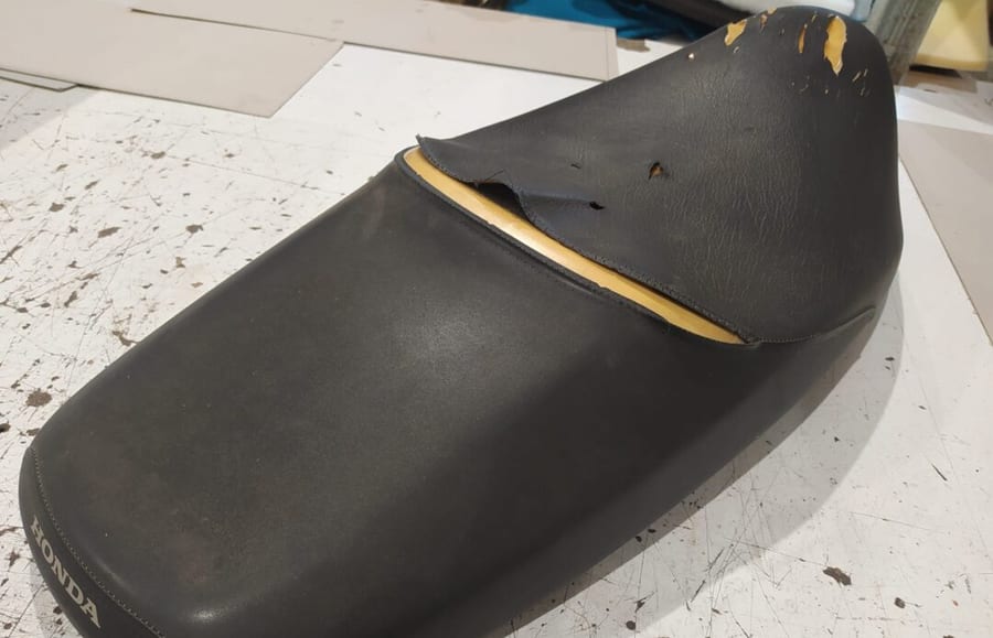 Asiento de moto antes, agrietado por el sol