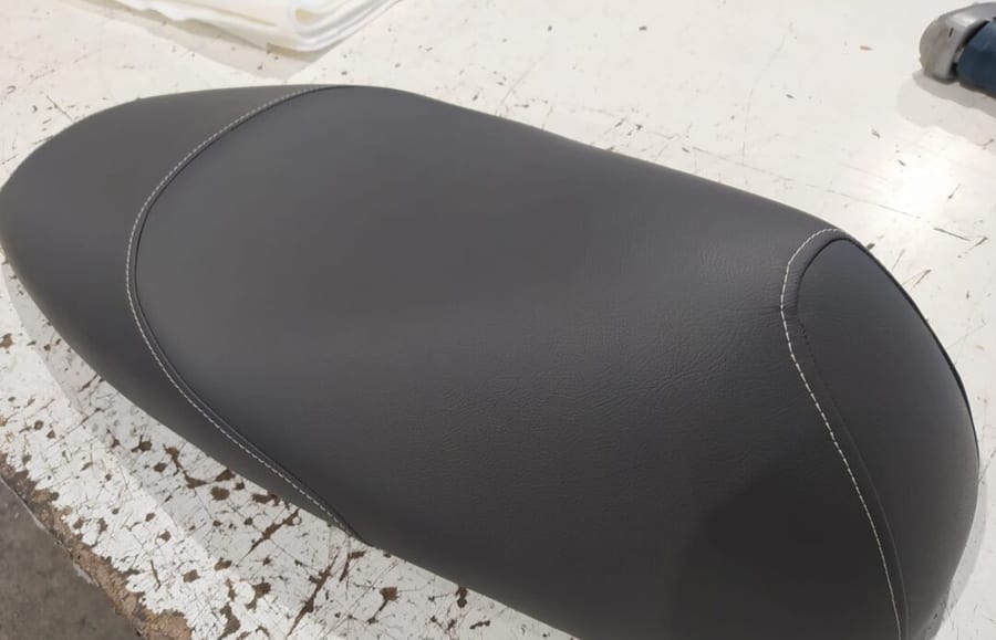 Asiento de moto después de retapizarlo