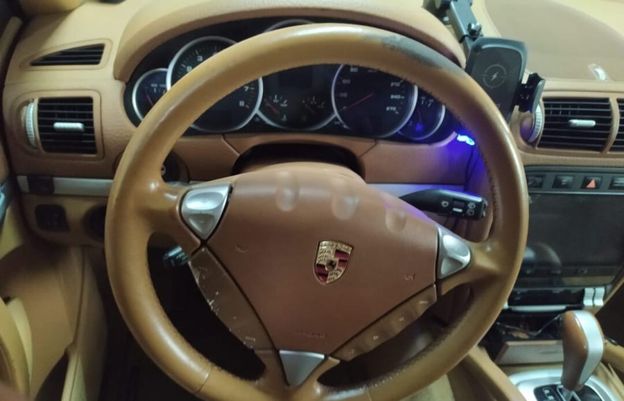 Volante de Porsche antes, con la piel agrietada