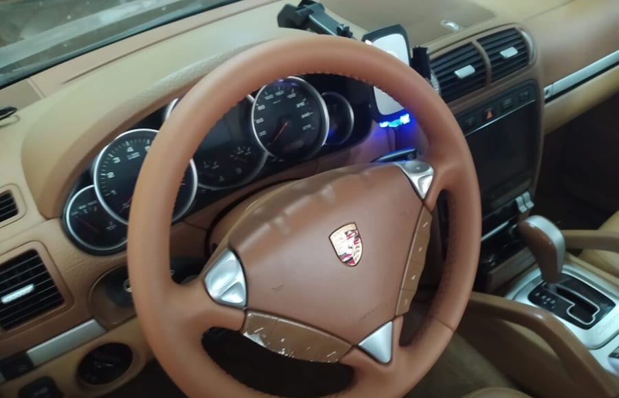 Volante de Porsche después de retapizarlo en piel