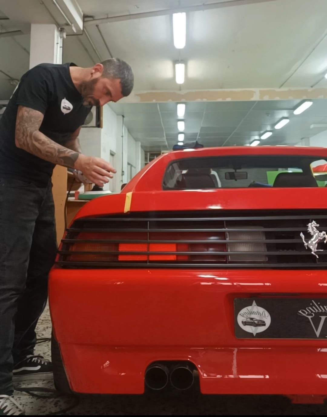 Ferrari clásico rojo con matrícula Detailing AV