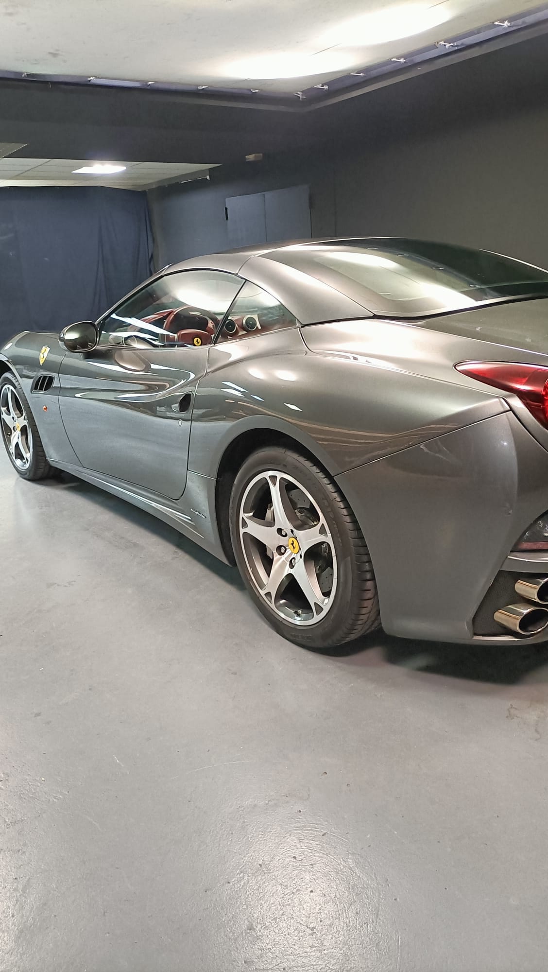 Ferrari California gris plata detallado