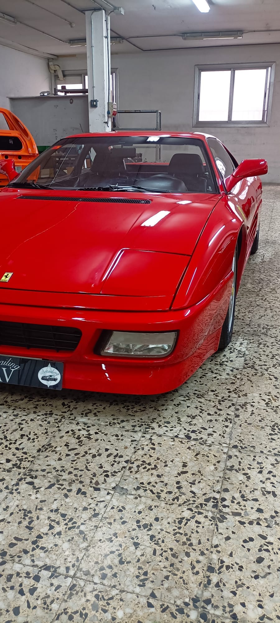 Ferrari clásico rojo tras el detailing
