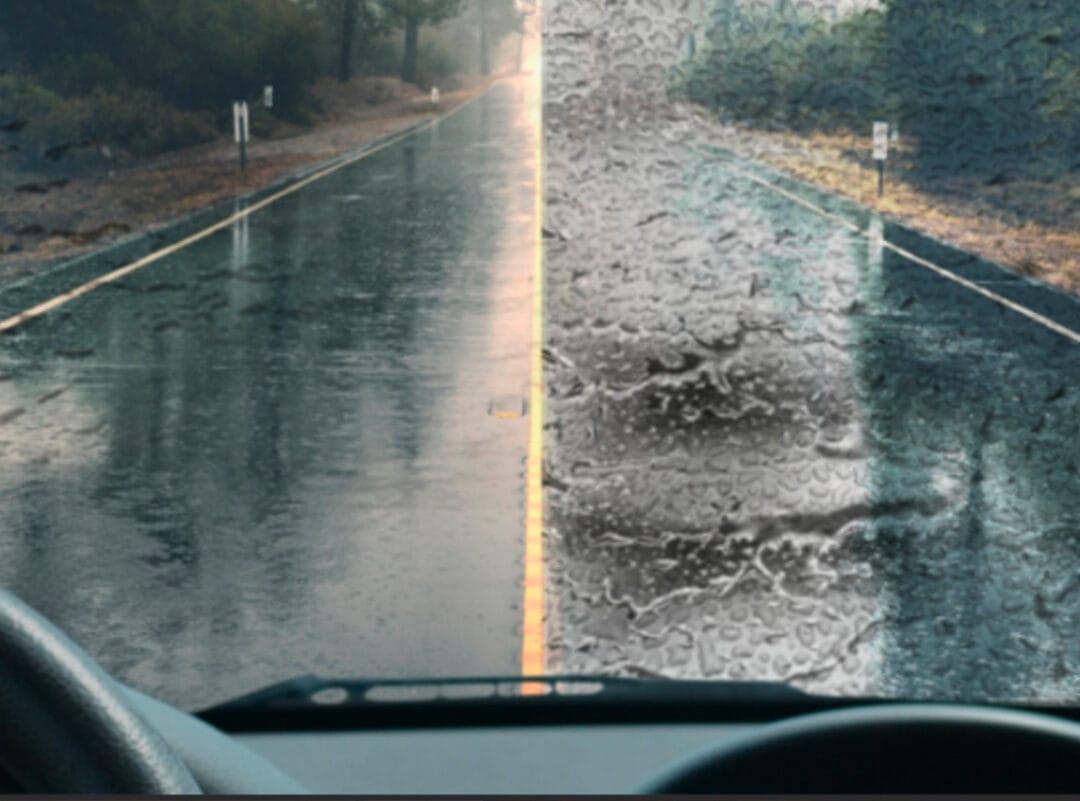 Tratamiento hidrofugante repeliendo el agua de lluvia en un cristal