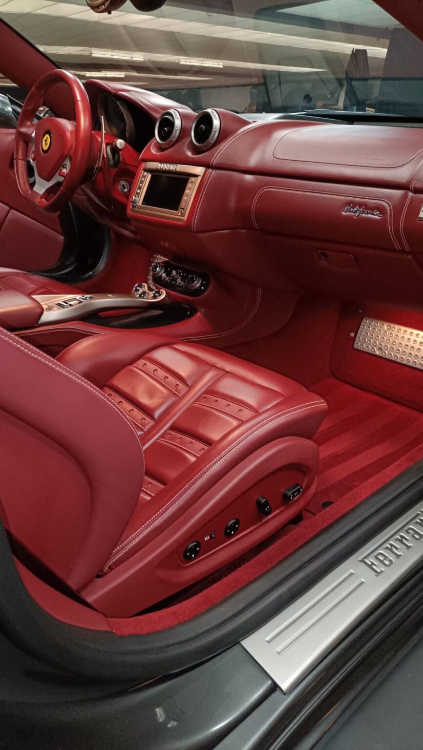 Interior en piel roja de Ferrari California