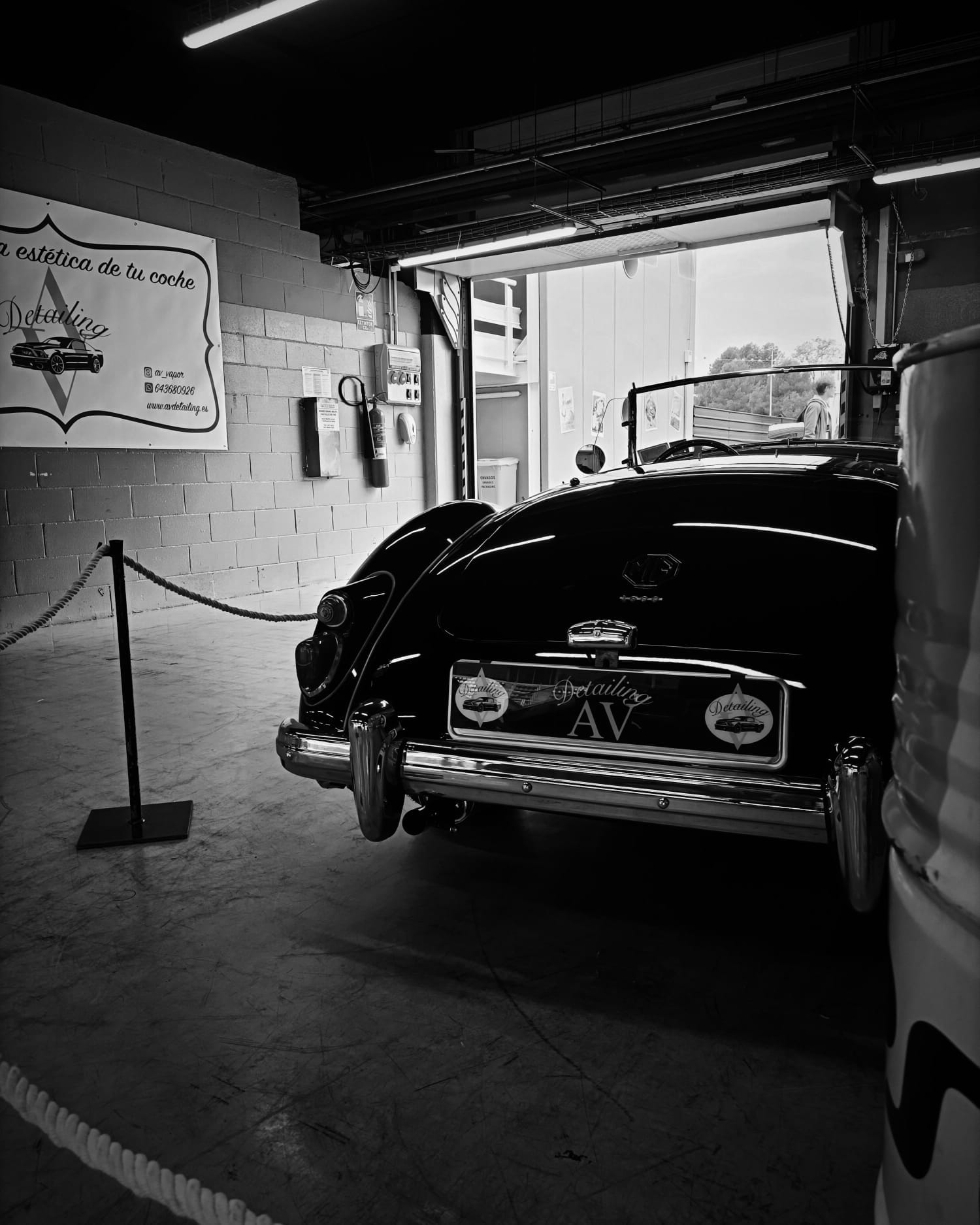 Clásico convertible en blanco y negro en el taller de AV Detailing