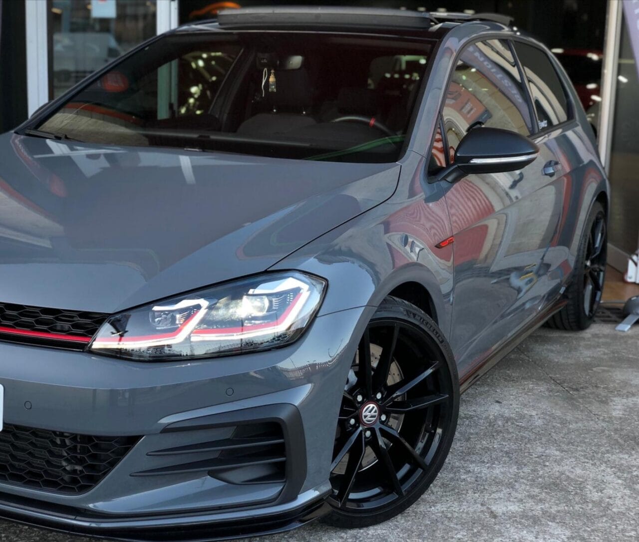 Carrocería negra recién tratada, con reflejo especular, AV Detailing Barcelona