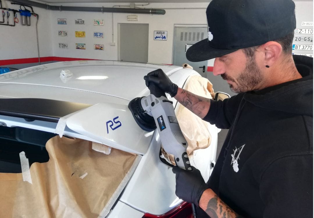 Jonathan puliendo a mano la carrocería de un Ford Focus RS en el taller de AV Detailing